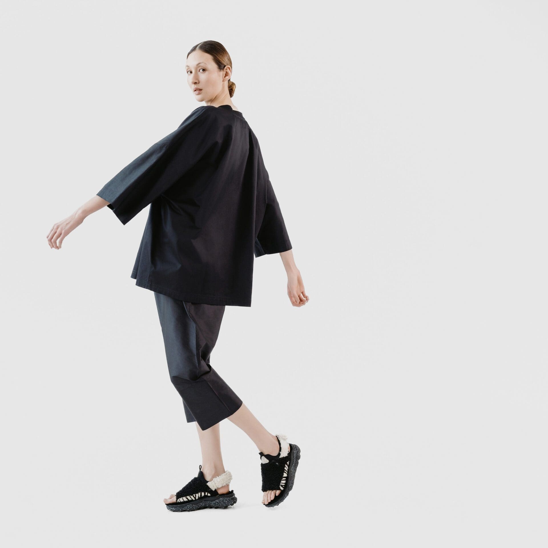 OVERSIZE T Shirt schwarz 2 scaled OVERSIZE T Shirt schwarz 2 scaled