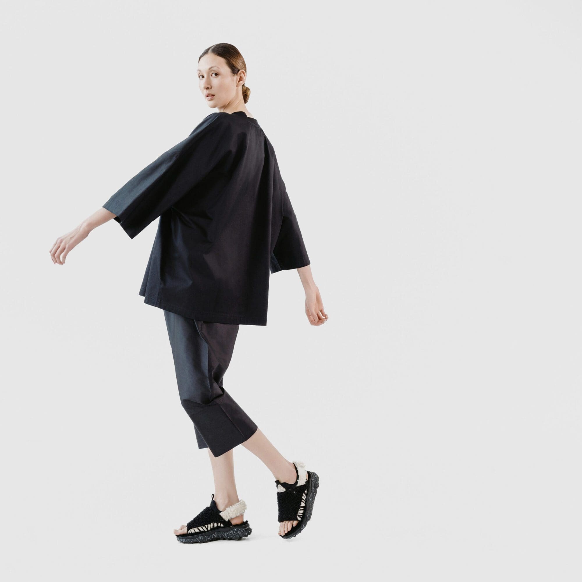 OVERSIZE T Shirt schwarz 2 scaled OVERSIZE T Shirt schwarz 2 scaled