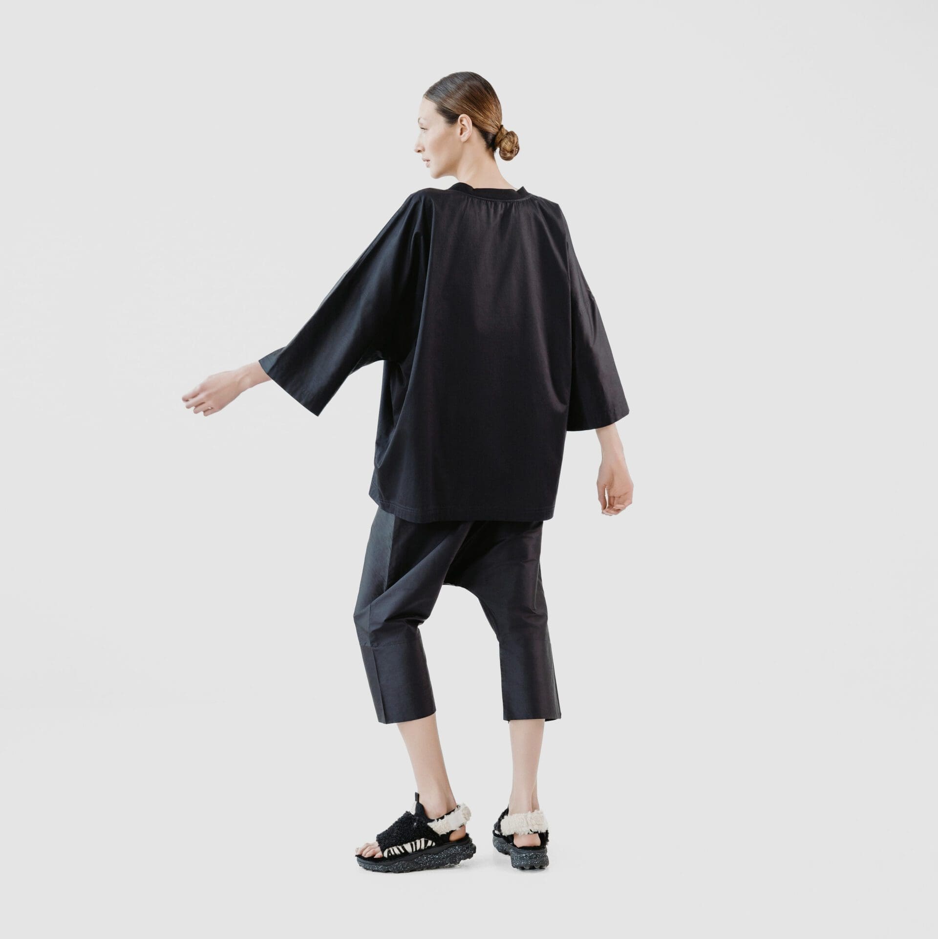 OVERSIZE T Shirt schwarz 3 scaled OVERSIZE T Shirt schwarz 3 scaled