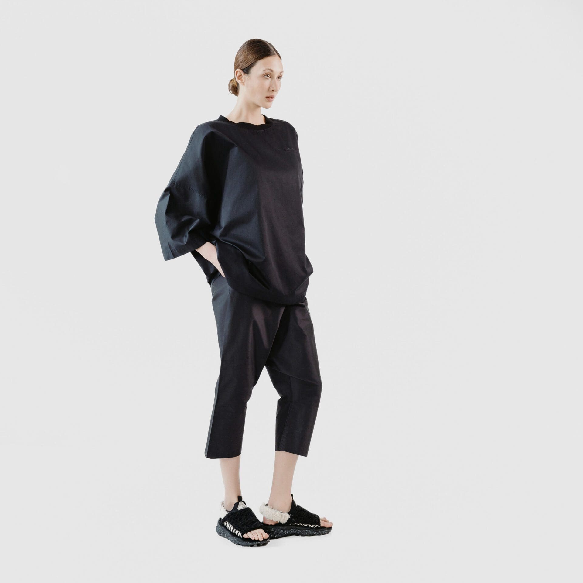 OVERSIZE T Shirt schwarz 4 scaled OVERSIZE T Shirt schwarz 4 scaled